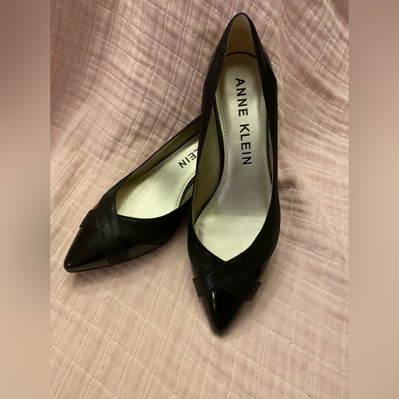 ANNE KLEIN LOW HEEL SHOE